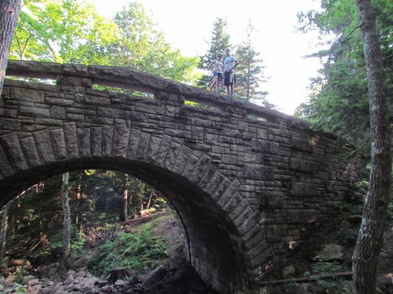 Uma das muitas pontes de pedra das estradas de carruagem que cortam o Acadia National Park, no Maine - Estados Unidos